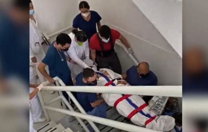 trasladan-a-paciente-por-escaleras